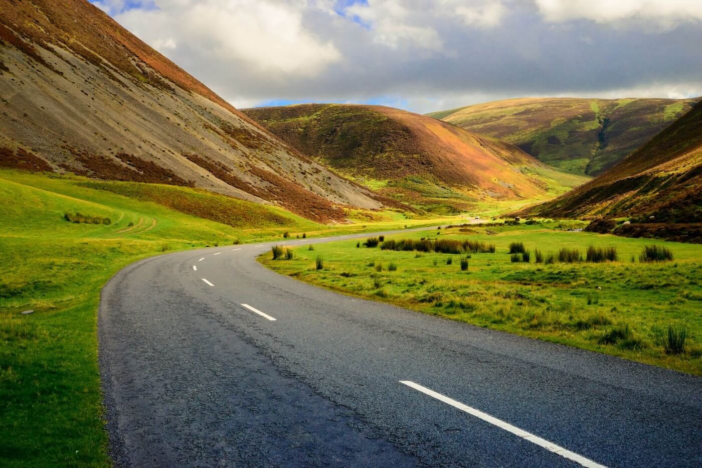 Stra&szlig;e durch die H&uuml;gellandschaft am Mennock Pass in Schottland