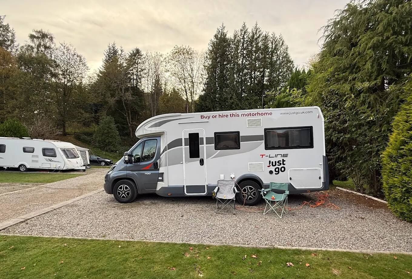 Wohnmobil auf geschotterter Parzelle im Black Rock Caravan & Camping Park