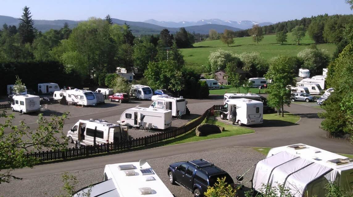 Grantown-on-Spey Caravan Park mit Wohnmobilen und Blick auf die Cairngorms