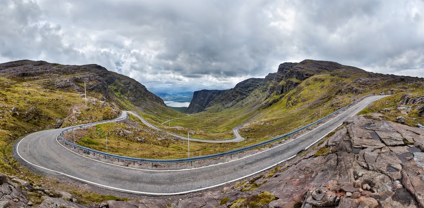 Kurvenreiche Stra&szlig;e am Bealach na B&agrave; bei Applecross in Schottland