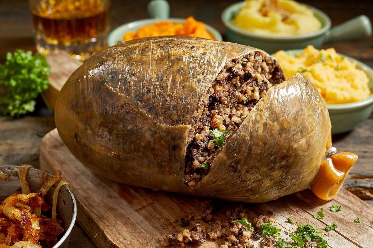 Traditioneller schottischer Haggis in einer rustikalen Küche