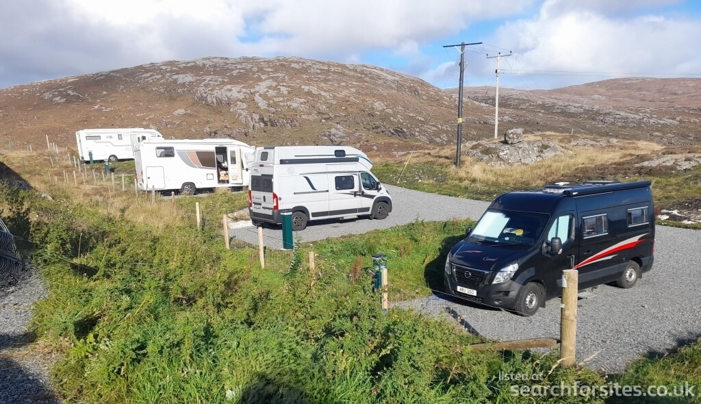 Kastenwagen und Wohnmobile auf den Schotterplätzen der Urgha Aire auf Harris.