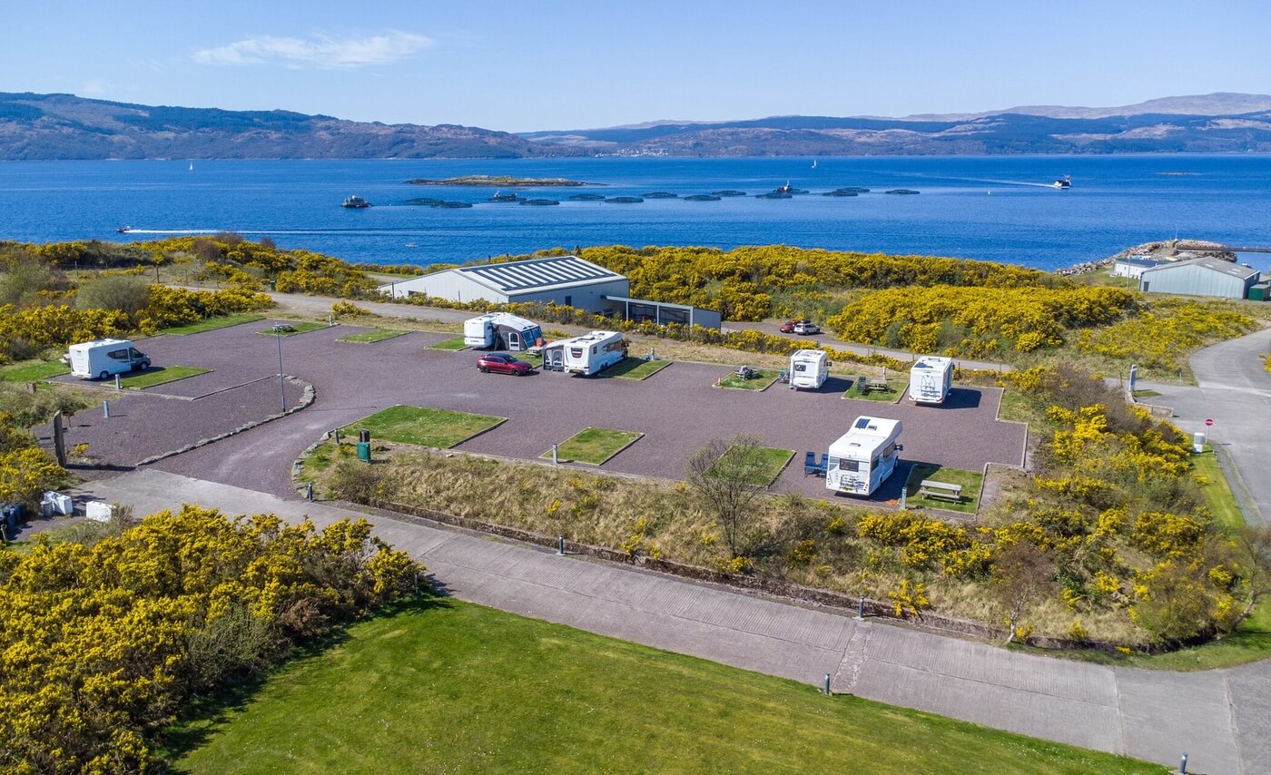 Wohnmobile auf den Parzellen von Portavadie oberhalb des Loch Fyne.